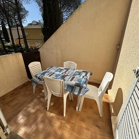Mezzanine A La Pinede Pour 4 Pers, Parking Prive - Fr-1-749-94 Apartment